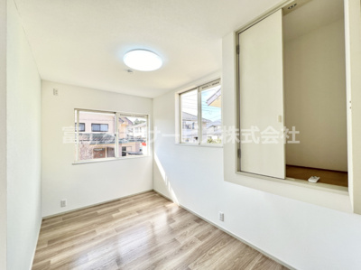 【洋室】 | 裾野市千福が丘1丁目 中古戸建て | 約5帖の洋室です