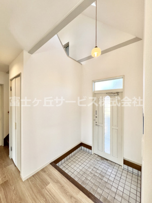 【玄関】 | 裾野市千福が丘1丁目 中古戸建て | 明るい玄関です