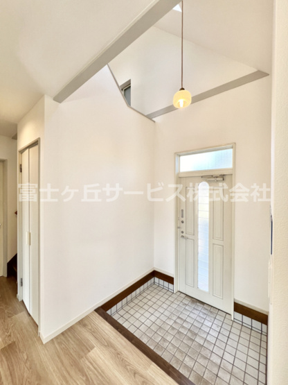 【玄関】 | 裾野市千福が丘1丁目 中古戸建て | 明るい玄関です