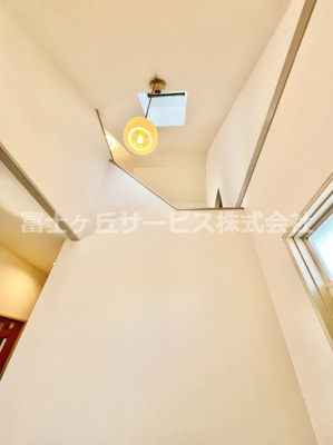 【玄関】 | 裾野市千福が丘1丁目 中古戸建て | 玄関上部は吹き抜けで開放感があります