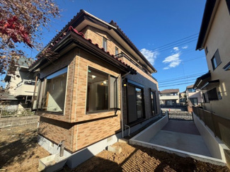 【外観】 | 南側に隣地が建っておりますが日当たりに影響はないです
午前１０時頃撮影の写真