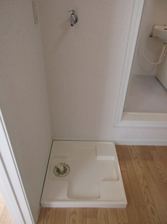 【展望】 | ※参考写真※バスルーム横にある室内洗濯機置き場です♪室内に置けるので洗濯機が傷みにくい☆