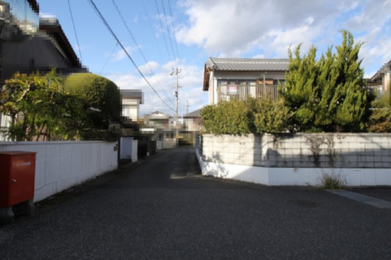 城山町　建築条件なし　売土地の前面道路含む現地写真