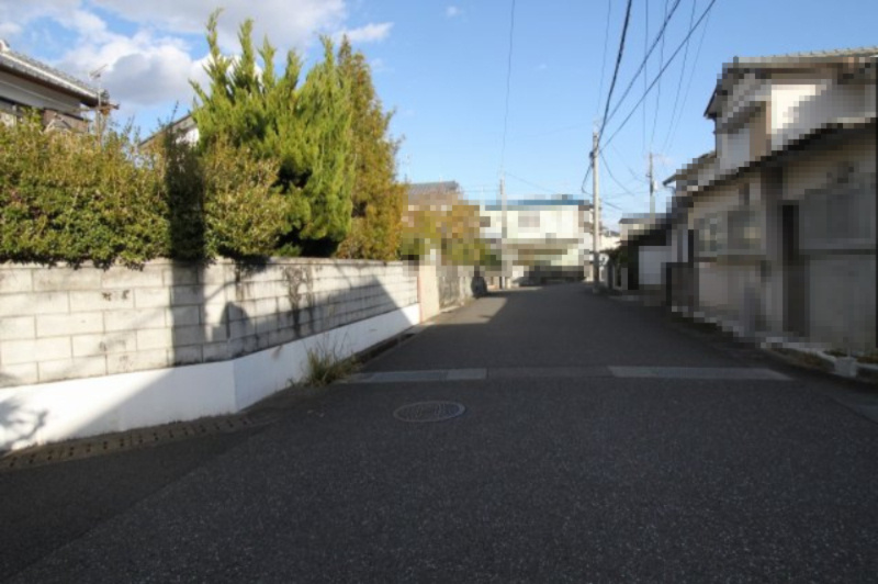 城山町　建築条件なし　売土地の前面道路含む現地写真