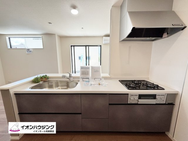 キッチン：同じ空間、同じ時間に家族で共有できるから、ダイニングキッチンが家族団らんの場所になります。居心地良く、お料理しながら家族との会話も弾みそうです♪