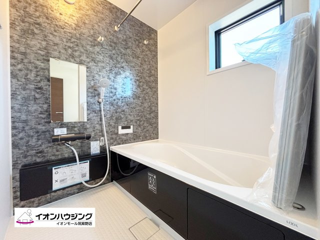 お風呂：一日の疲れをゆっくり癒せるのびのび浴槽。心身ともにリラックスできます♪
ゆったりとした浴室でリラックスタイムをお楽しみください！
