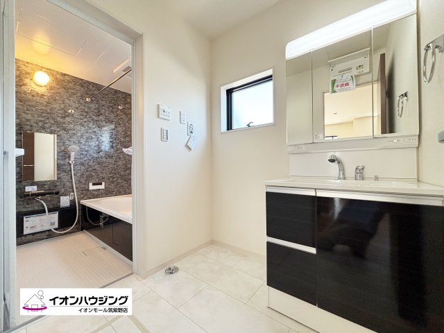 洗面台はシャワーヘッド・三面鏡付きの機能性の高いものを採用！
お手入れも簡単な優れものです。