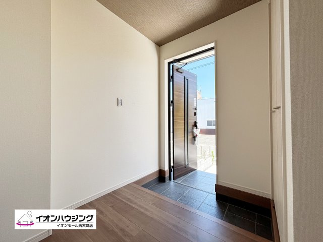 「お帰りなさい」が日常へ
家に帰るとまず目につくのがマイホーム・玄関です。
玄関を開けると家族の笑顔が・・・お帰りなさいが日常に。