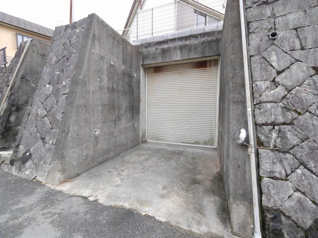唐櫃台1丁目貸家の駐車場|シャッター付き駐車場