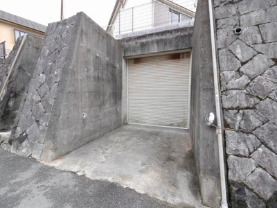 【駐車場】 | 唐櫃台1丁目貸家 | シャッター付き駐車場