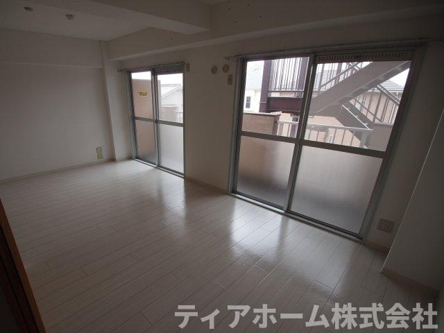 大和高田市田井新町の賃貸マンションの居間・リビング|使いやすいリビングです