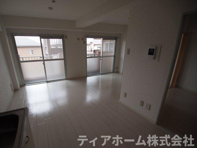 大和高田市田井新町の賃貸マンションの居間・リビング|使いやすいリビングです