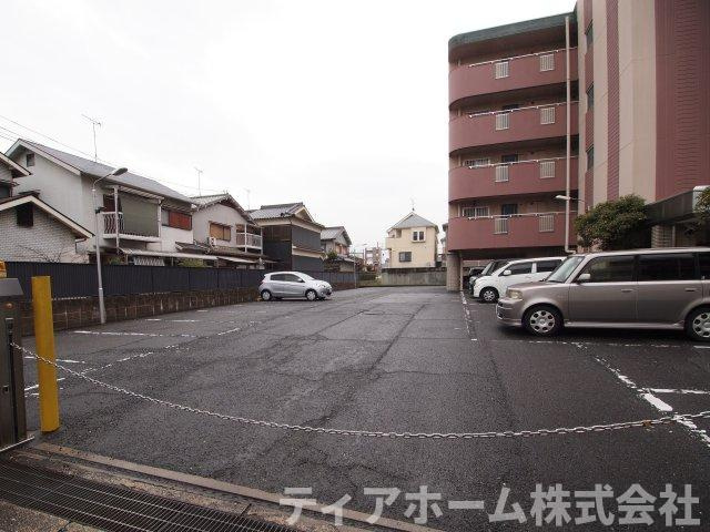 大和高田市田井新町の賃貸マンションの駐車場