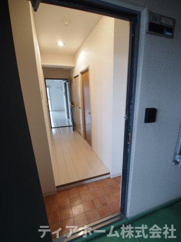 大和高田市田井新町の賃貸マンションの玄関|明るい玄関です