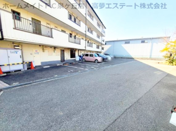 シャトー原山台の駐車場