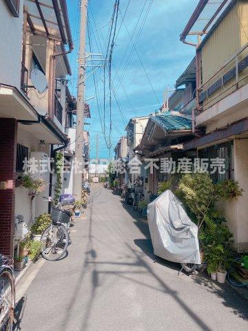 中小阪５丁目中古テラスハウスの前面道路含む現地写真|前面道路含む現地写真です