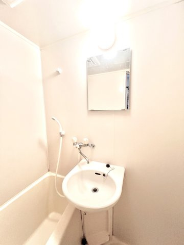 アップルハウスの独立洗面台|別号室の写真の為異なる場合は、現況優先とします。