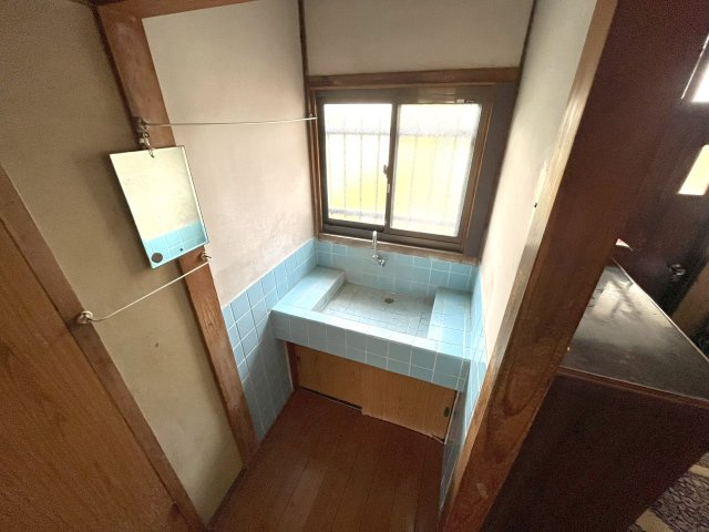 黄金町貸家の独立洗面台