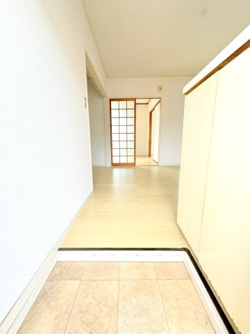 アクア上白川B棟の玄関