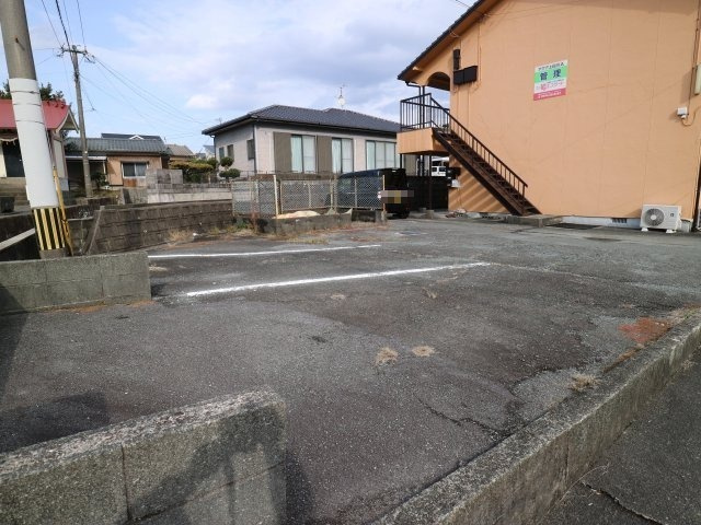 アクア上白川B棟の駐車場