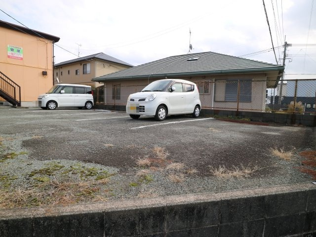 アクア上白川B棟の駐車場