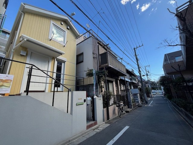 文京区千石2丁目　中古戸建の前面道路含む現地写真|【2025年2月撮影】ご内見希望・資料請求などお気軽にご連絡ください。【03-3868-8866】