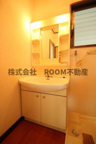 本村住宅の独立洗面台|朝の支度にも助かる、独立の洗髪洗面化粧台