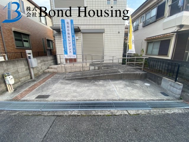 「セキスイ施工」「床暖房あり」魚住町西岡 築9年の駐車場