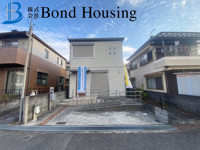 「セキスイ施工」「床暖房あり」魚住町西岡 築9年の駐車場