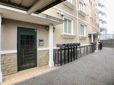 【エントランス】 | レインボーカーサ内田橋【名古屋市賃貸・ オートバイ駐輪場】