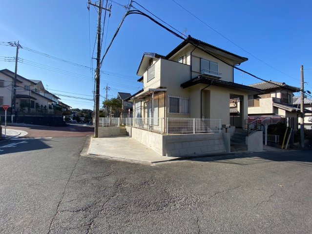 中古戸建の前面道路含む現地写真