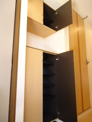 【洋室】 | エクセレント桜マンション | 【エクセレント桜マンション】靴箱の扉開けると・・。