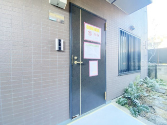 【その他共用部分】 | 皆様をお迎えする、お部屋の玄関ドア。開けやすさや開放角度、ドアノブの操作しやすさや鍵の形状などを、現地で一度ご確認ください。～即日のご見学可能～　お問合せはお気軽にどうぞ。