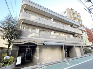 【外観】 | 手入れの行き届いた外壁やエントランスなど、「見ればわかる」レベルで清潔感を保ったマンションです。築年数を感じさせない姿で皆様をお出迎えします。～即日のご見学可能～　お問合せはお気軽にどうぞ。