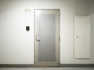 【その他共用部分】 | 皆様をお迎えする、お部屋の玄関ドア。開けやすさや開放角度、ドアノブの操作しやすさや鍵の形状などを、現地で一度ご確認ください。～即日のご見学可能～　お問合せはお気軽にどうぞ。