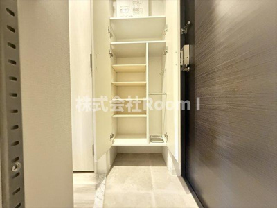 【玄関】 | エスリードレジデンス大阪谷町ザ・マークス | 収納もある玄関です