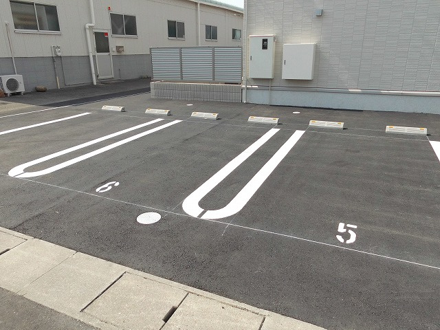 ラヴィーベール江井島の駐車場