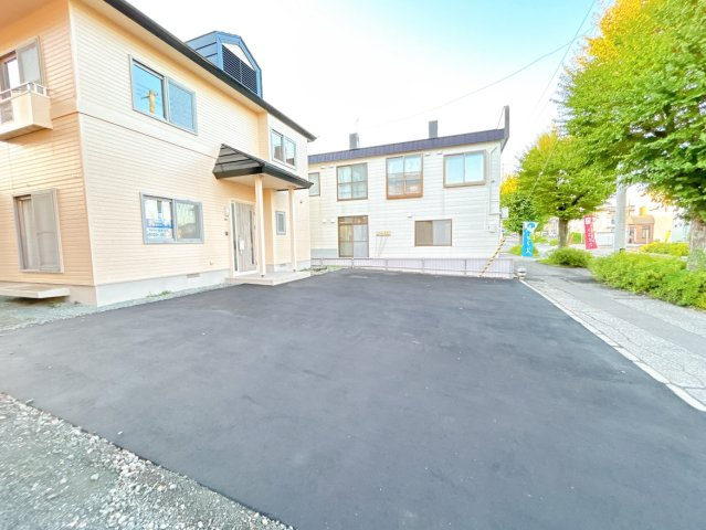 北見市美芳町６丁目２－３　中古売家の駐車場|【リフォーム済】駐車場は庭の整地をして並列で3台停められるスペースを作りました。アスファルト舗装をすることで手入れが楽になりますね。
