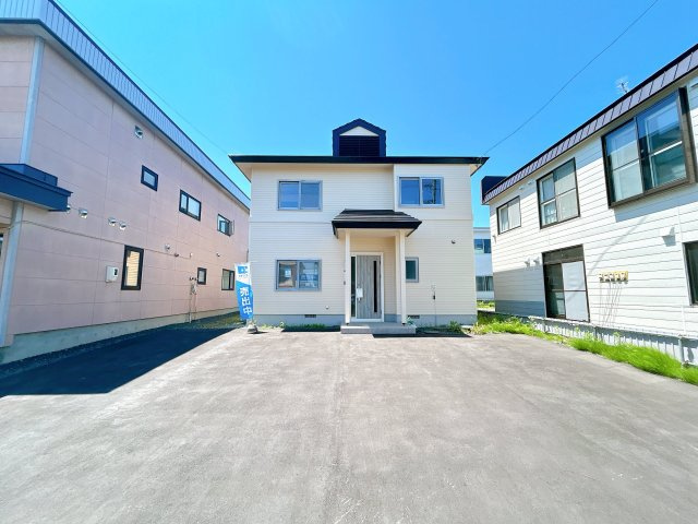 北見市美芳町６丁目２－３　中古売家の駐車場|【リフォーム済】駐車場は庭の整地をして並列で3台停められるスペースを作りました。アスファルト舗装をすることで手入れが楽になりますね。
