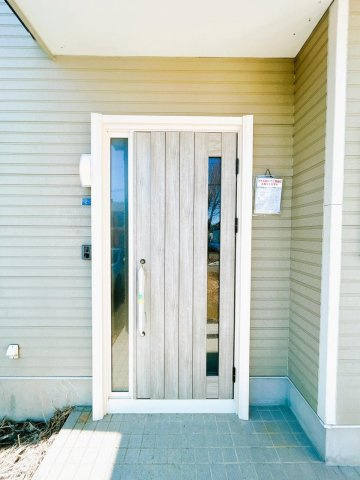 【玄関】 | 北見市美芳町６丁目２－３　中古売家 | 【リフォーム済】玄関ドアは新品の断熱ドアと鍵の交換致しました。鍵交換がされていると、セキュリティー面でも安心できそうですね。
