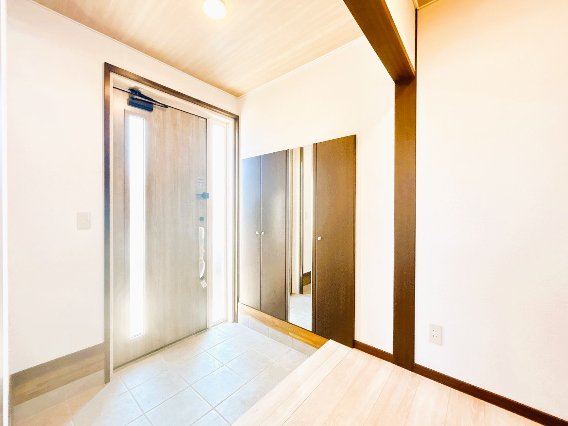 北見市美芳町６丁目２－３　中古売家の玄関|【リフォーム済】玄関内部はクロスを張り替えてフロアを上張り致しました。照明も交換致しました。
