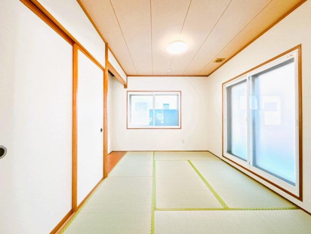 北見市美芳町６丁目２－３　中古売家の和室|【リフォーム済】1階和室は畳を交換し、壁のクロスを張り替えました。照明も新品交換致しました。。2面採光で明るいお部屋です。
