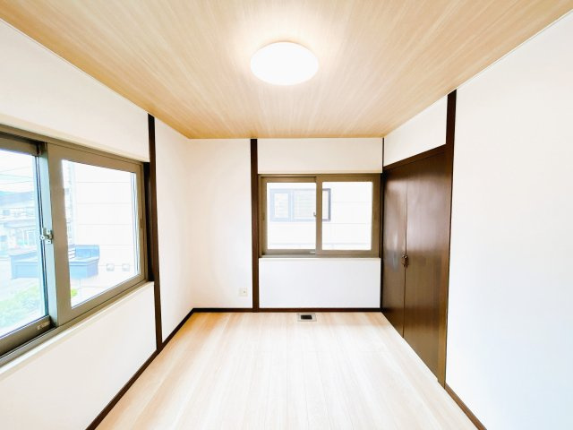 【洋室】 | 北見市美芳町６丁目２－３　中古売家 | 【リフォーム済】2階8帖洋室はフロアを上張りしてクロスを張り替えました。また照明を新品交換致しました。
