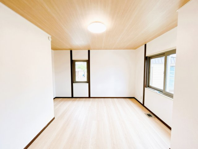 【洋室】 | 北見市美芳町６丁目２－３　中古売家 | 【リフォーム済】2階9.25帖洋室はフロアの上張り、クロスの張り替え、照明の新品交換を致しましたWICが隣接されているので服や荷物が増えた時にも便利なお部屋です。
