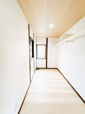 【収納】 | 北見市美芳町６丁目２－３　中古売家 | 【リフォーム済】2階ウォークインクローゼットはフロアを上張りしてクロスを張り替えました。また照明を新品交換致しました。

