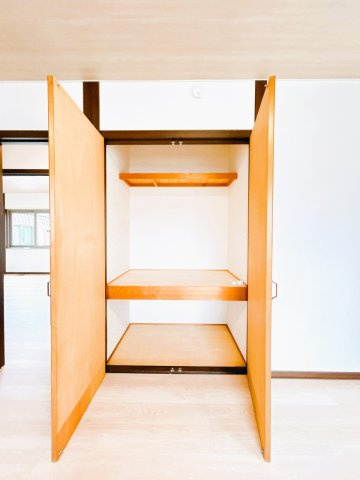 【収納】 | 北見市美芳町６丁目２－３　中古売家 | 【リフォーム済】各居室に収納が付いております。荷物が多い時もコンパクトにまとめられて便利ですね。

