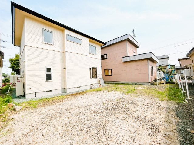 北見市美芳町６丁目２－３　中古売家の庭|【リフォーム済】住宅裏の庭は整地してスッキリとしたスペースに致しました。夏はご家族でバーべキューなんかもできますよ。