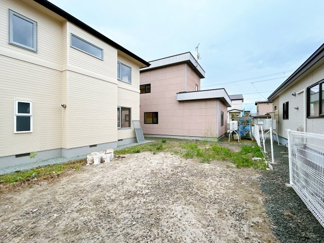 【外観】 | 北見市美芳町６丁目２－３　中古売家 | 【リフォーム済】住宅裏の物置小屋は解体して整地いたしました。家庭菜園やバーベキュー等様々な用途で活用出来ます。