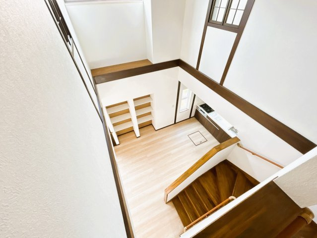 北見市美芳町６丁目２－３　中古売家の内装|【リフォーム済】２階からのアングルです。吹き抜けの構造でリビングがとても開放的です。