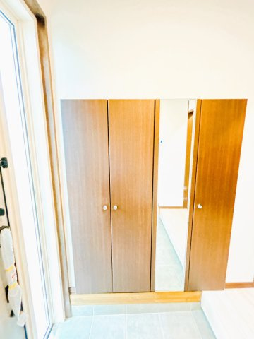 【収納】 | 北見市美芳町６丁目２－３　中古売家 | 【リフォーム済】シューズクロゼットはクリーニング致しました。清潔感のある玄関だとお家に入った時気分が上がりますね。
